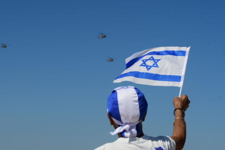 ישראלים צופים במטס יום העצמאות בתל אביב