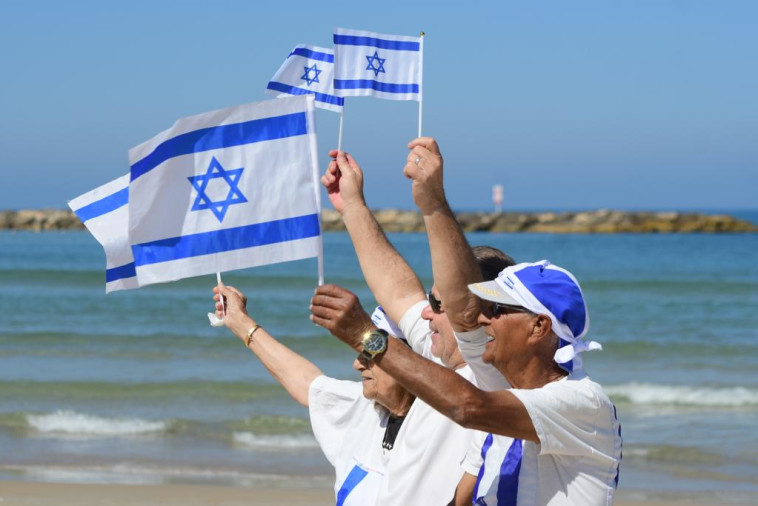 ישראלים צופים במטס יום העצמאות בתל אביב (צילום: אבשלום ששוני)
