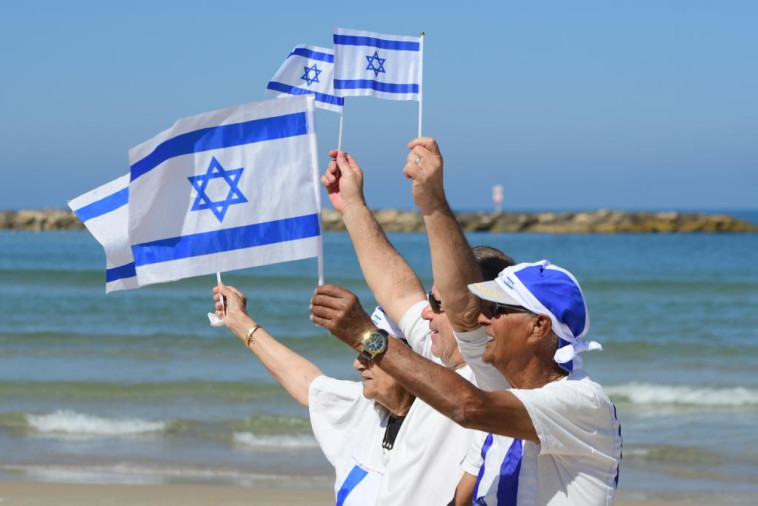 ישראלים צופים במטס יום העצמאות בתל אביב