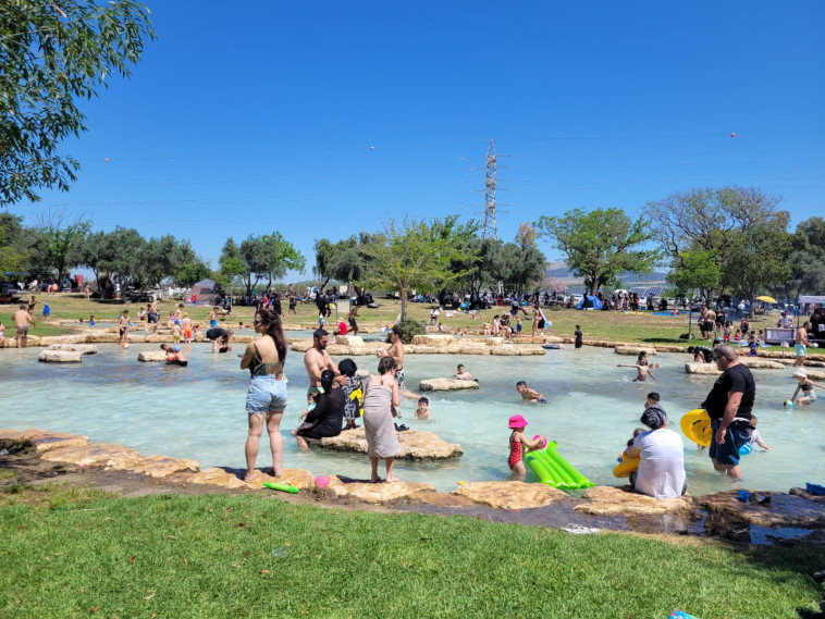 מטיילים מעיין חרוד 