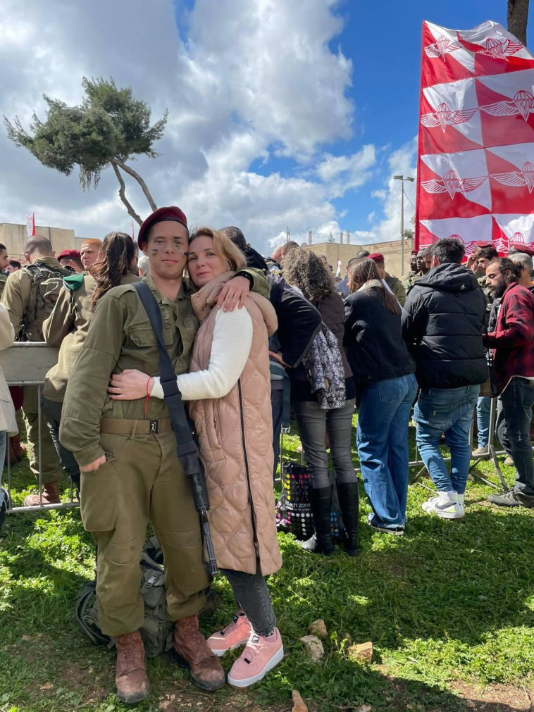 סלבה ואמו בטקס חטיבת הצנחנים 