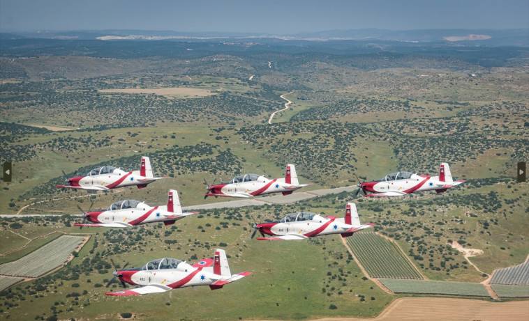 מטוסי עפרוני במטס חיל האוויר ביום העצמאות (צילום: דובר צה''ל)