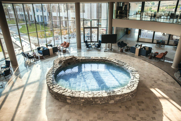 בריכת המלחת הדגים ששוחזרה מהכפר העתיק במרכז הלובי