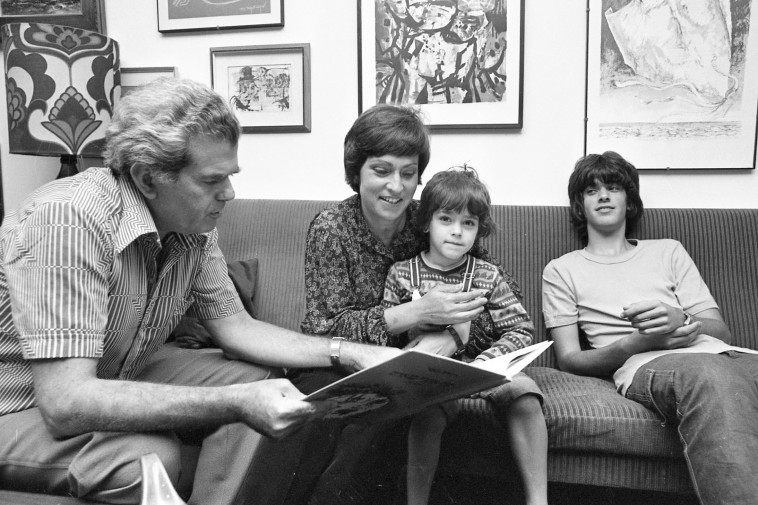 דבורה עומר עם בני משפחתה ובעלה שמוליק עומר