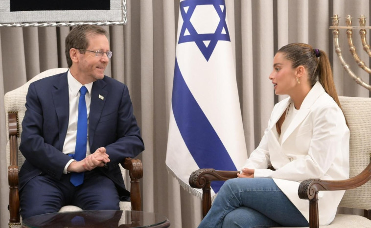 נועה קירל, יצחק הרצוג