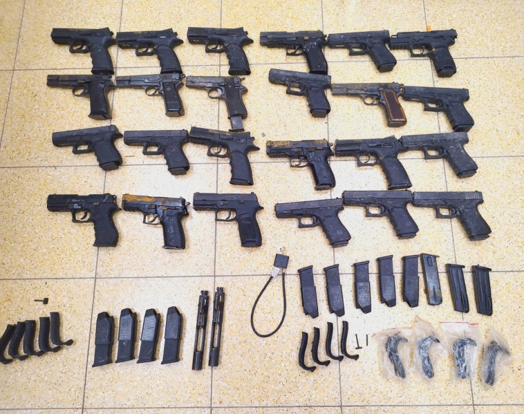הנשקים שנתפסו באיזור בקעת הירדן (צילום: דוברות המשטרה)