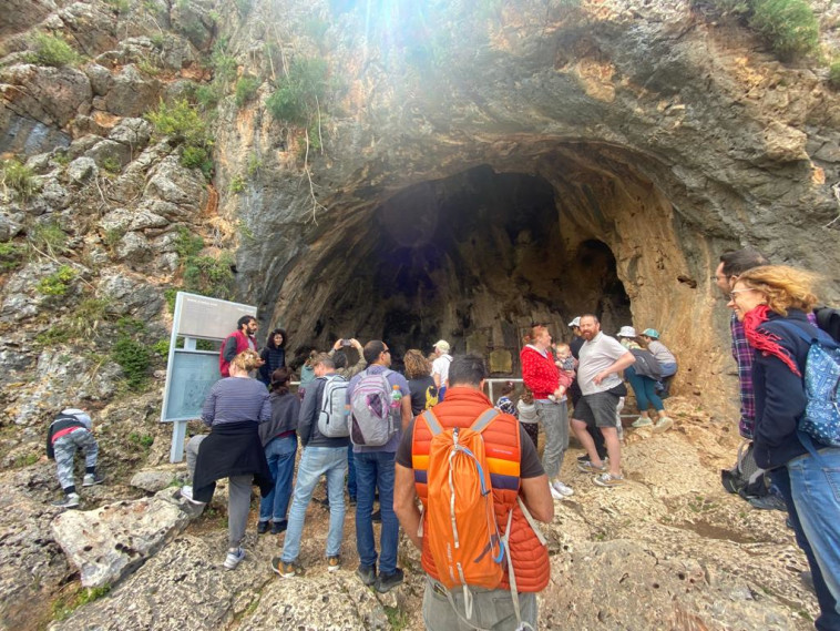 מטיילים בנחל מערות (צילום: דינה רוזנטל, רשות הטבע והגנים)