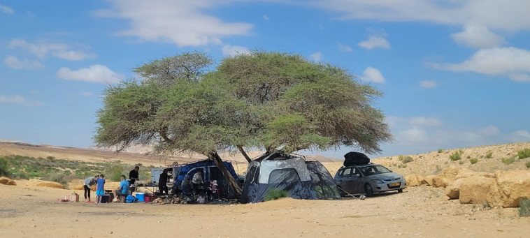 מטיילים בנחל ימין 