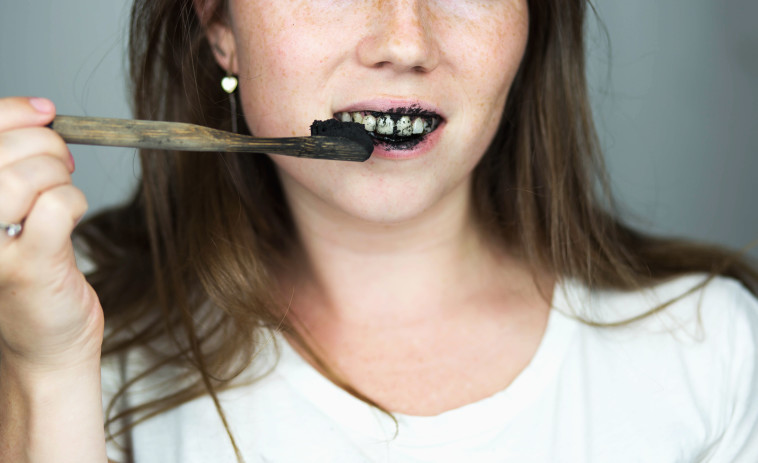 משמידה את האמייל של השן, משחת שיניים פחם (צילום: אינג'אימג')