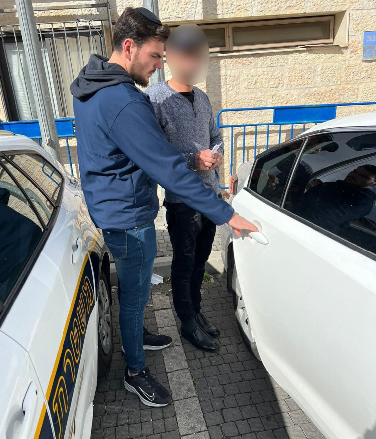 תושב ירושלים שנעצר בחשד לתלישת וגניבת מזוזות בעיר