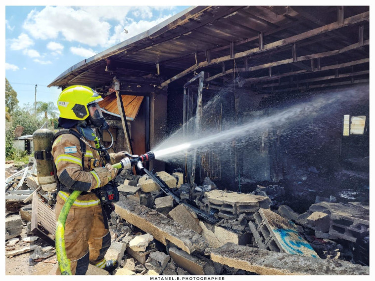 פעולות הכיבוי בשריפה בבבית הקרקע בתל שבע 