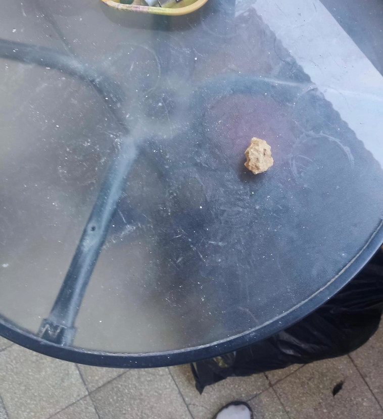 אבן שהושלכה לעבר דירת גבר הומו בתל אביב