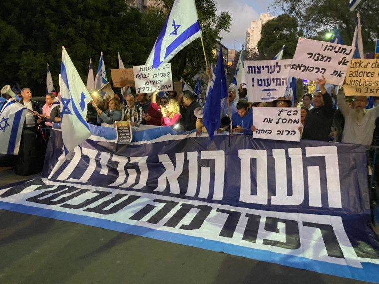 הפגנה נגד הרפורמה במערכת המשפט מול ביתו של אהרן ברק