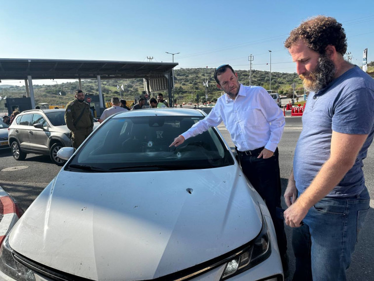 ראש מועצת שומרון בזירת הפיגוע בשומרון