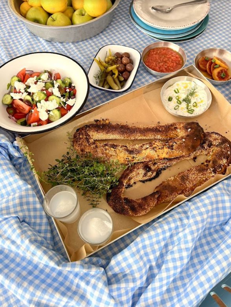 בייגלה ממולא בגבינות וחציל קלוי