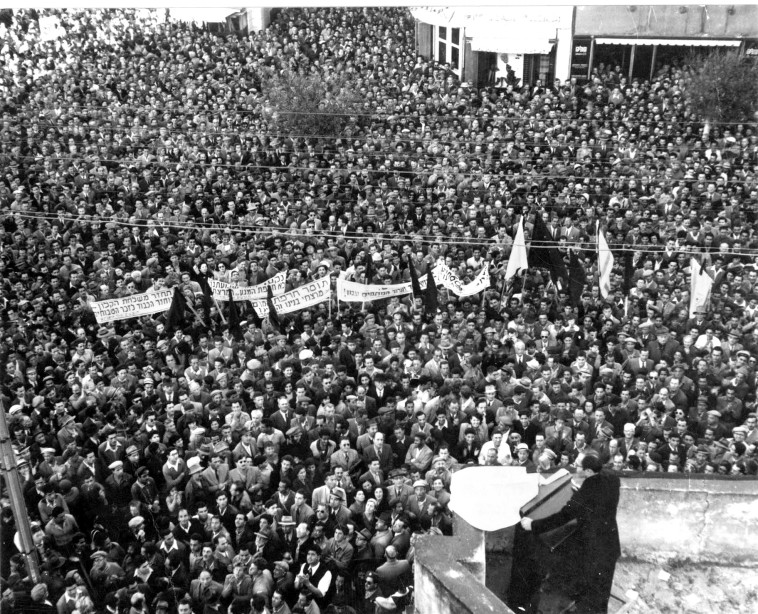 בגין נואם בהפגנה בכיכר מוגרבי 