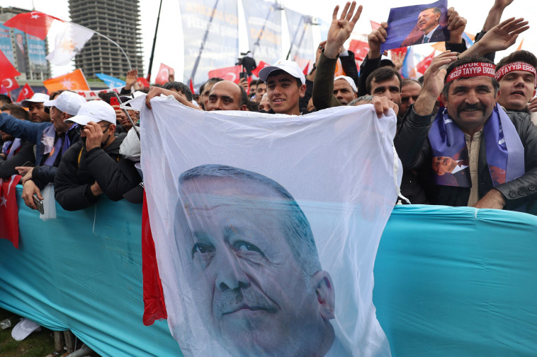 תומכיו של הנשיא ארדואן באיסטנבול (צילום: gettyimages)