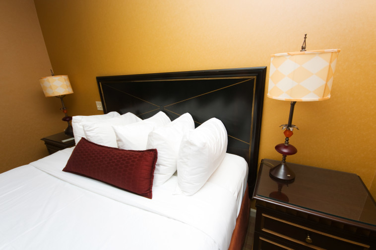 מה שהתגלה מתחת למיטה בחדר בבית המלון היה מחריד