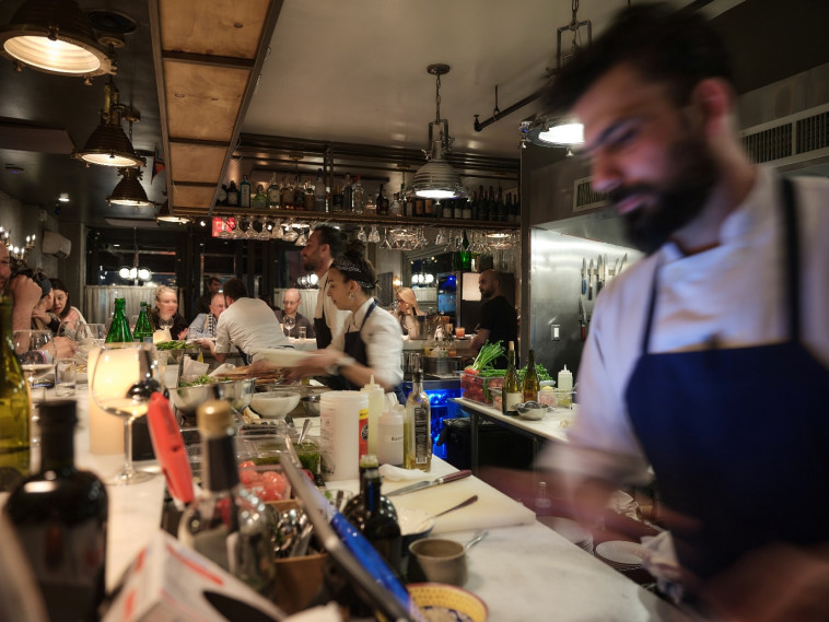 השף נדב גרינברג במסעדת שמונה הניו יורקית 