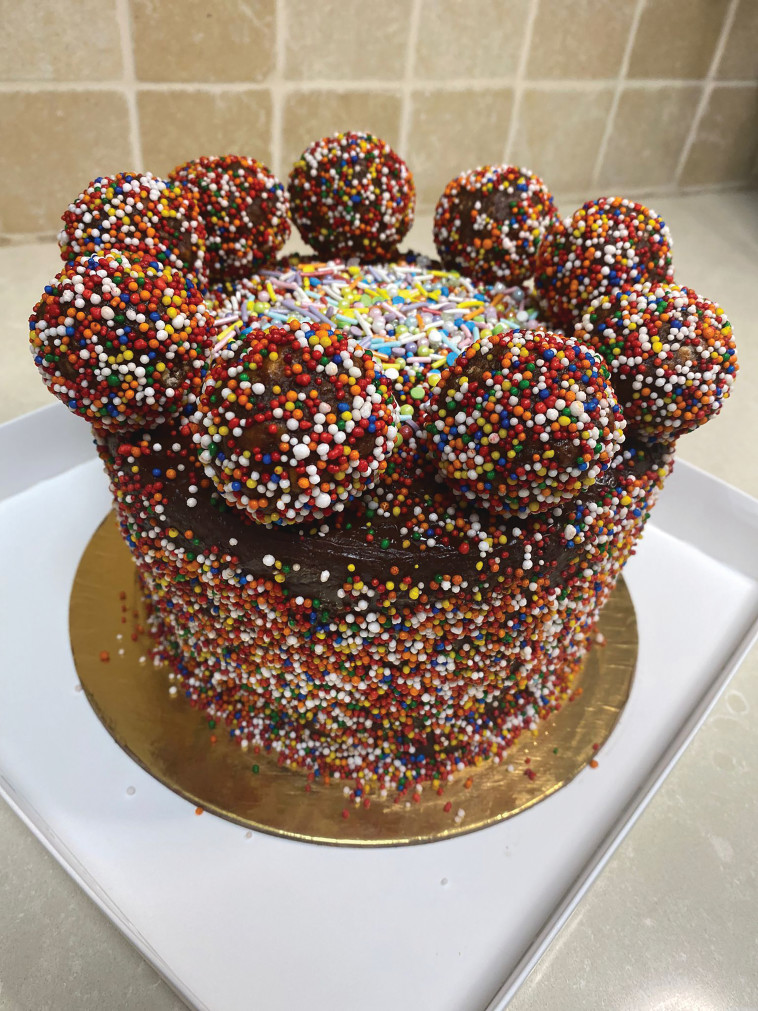 עוגת שוקולד בציפוי גנאש שוקולד וכדורי שוקולד, 350 ש''ח