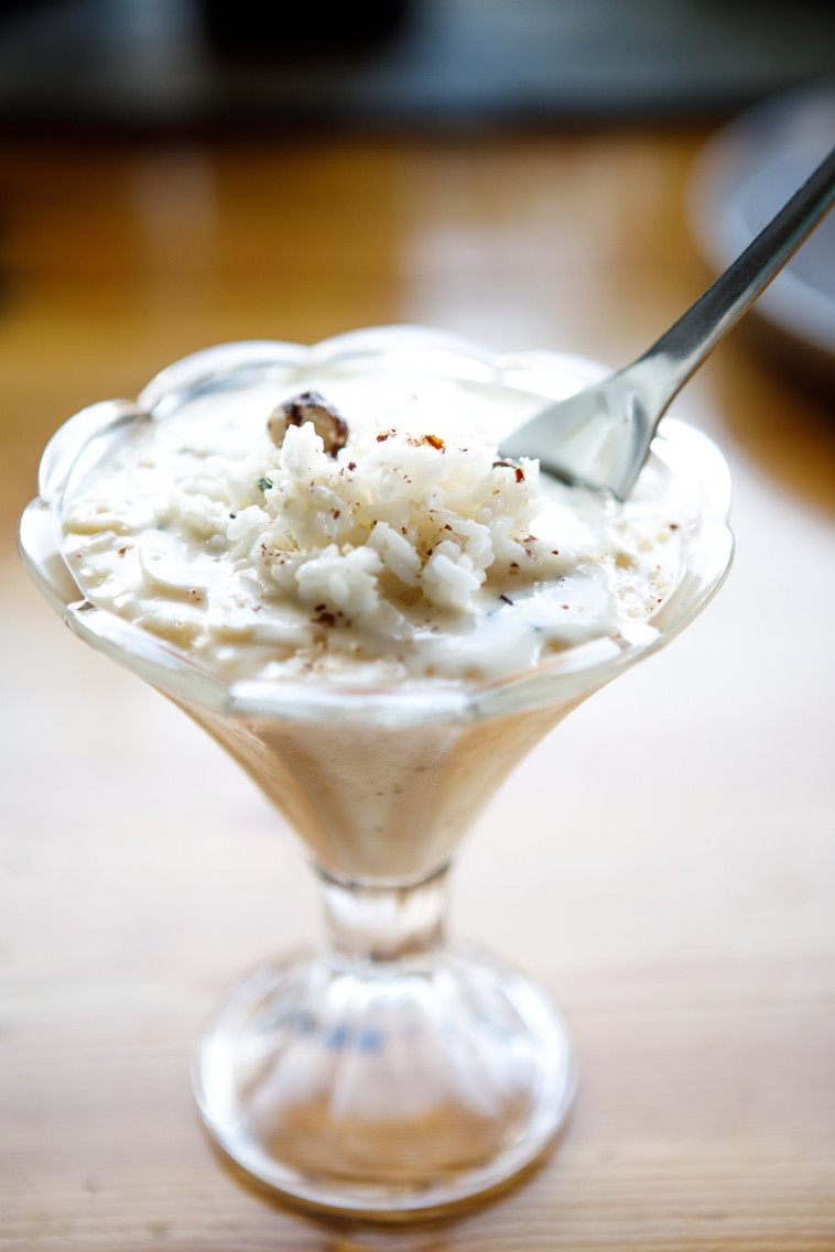 פודינג אורז יווני עם אגוז מוסקט ושוקולד לבן