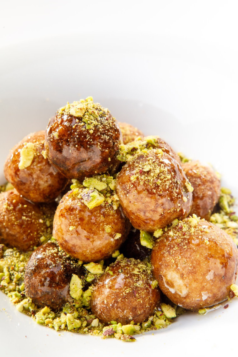 סופגניות אורז עם סירופ ופיסטוקים 