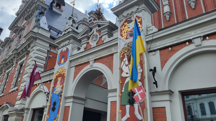 דגלי אוקראינה ברחובות לטביה