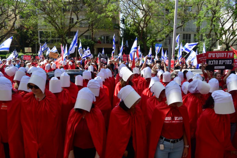 מחאת השפחות מול בית הדין הרבני בתל אביב במסגרת יום השיבוש (צילום: אבשלום ששוני)