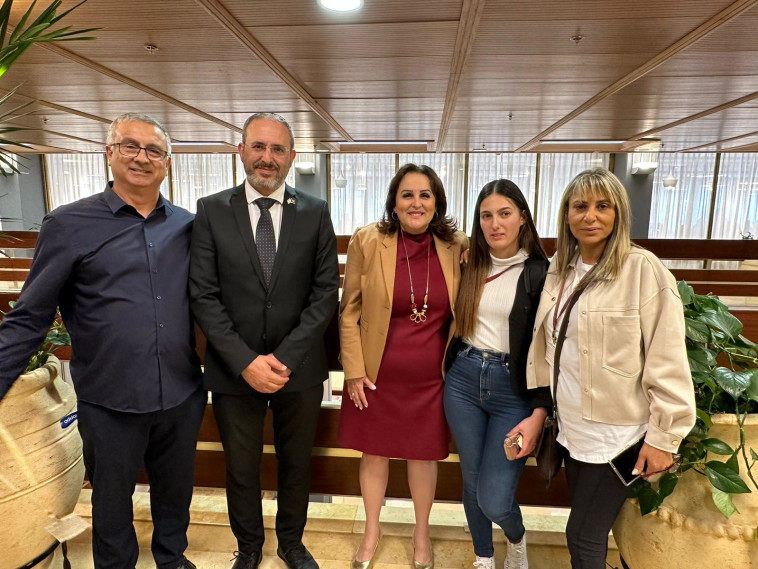 חברת הכנסת קטי שטרית יחד עם הוריו של בראל חדריה שמואלי ז''ל