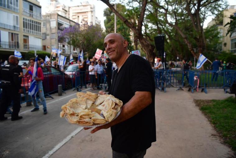 ההפגנה מול ביתו של אהרון ברק  (צילום: אבשלום ששוני)