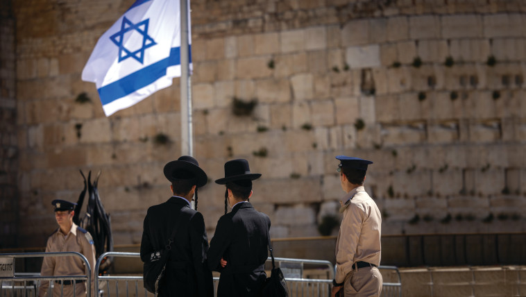חרדים וחיילים בכותל המערבי