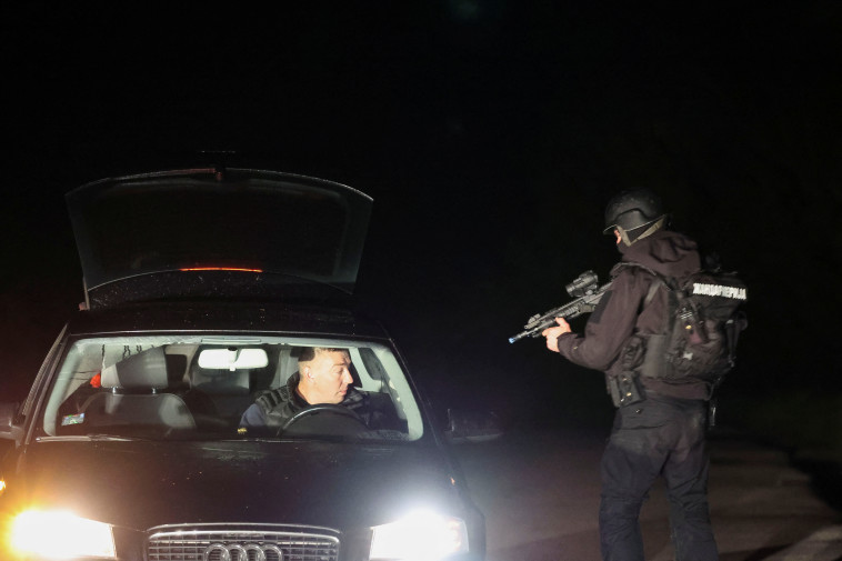 משטרת סרביה במצוד אחר היורה שרצח עשרה בני אדם (צילום: REUTERS/Antonio Bronic)
