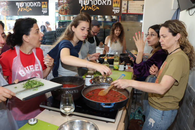 המתנדבים בפעולה בסדנה. הכינו קנלוני, מוקפץ וטורטיה (צילום: ניר פקין)