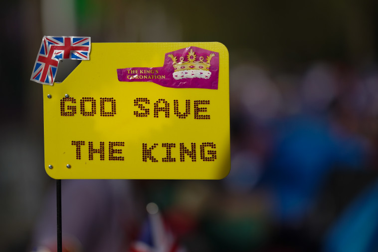 שלט תמיכה במלך צ'ארלס (צילום: Ian Forsyth/Getty Images)