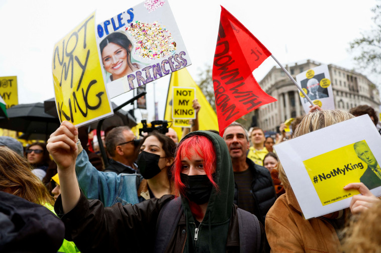 מפגינים מול טקס ההכתרה של המלך צ'ארלס השלישי (צילום: REUTERS/Peter Nicholls)