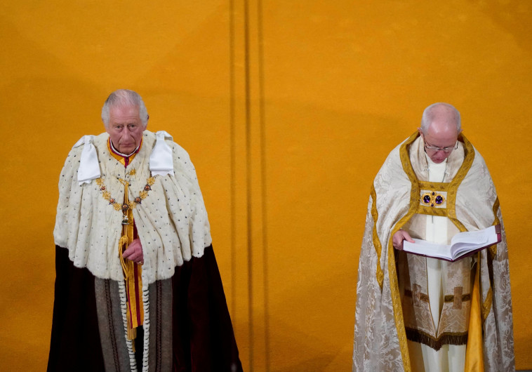 הארכיבישוף ג'סטין וולבי והמלך צ'ארלס השלישי (צילום: Andrew Matthews/Pool via REUTERS)