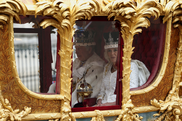 המלך צ'רלס ורעייתו קמילה (צילום: REUTERS/Henry Nicholls)