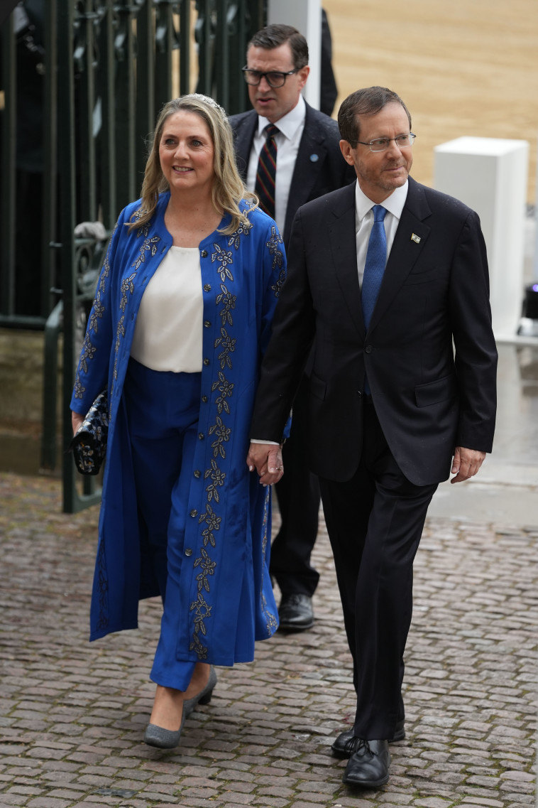 יצחק הרצוג ורעייתו מיכל בטקס ההכתרה בבריטניה