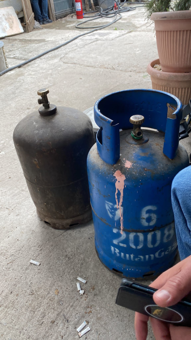 בלוני הגז שנמצאו בדירה ברומניה בו איים האב לפוצץ את דירתו