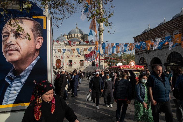 שלט בחירות של ארדואן באיסטנבול (צילום: gettyimages)