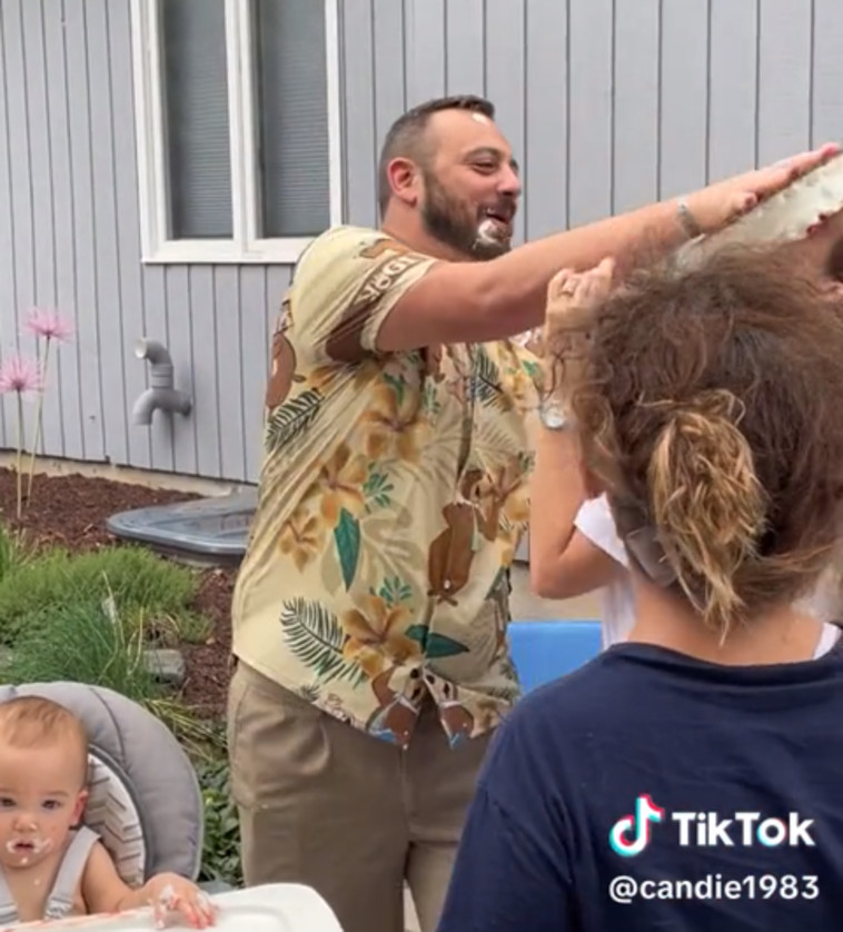 דחף לה את עוגת היום הולדת לפנים מול כל המשפחה