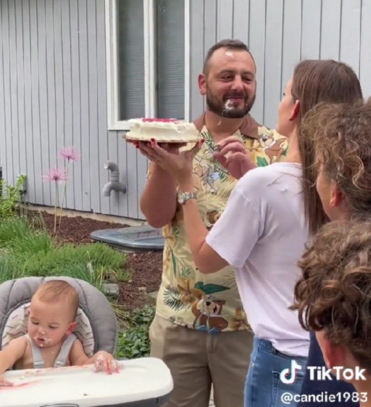 דחף לה את עוגת היום הולדת לפנים מול כל המשפחה