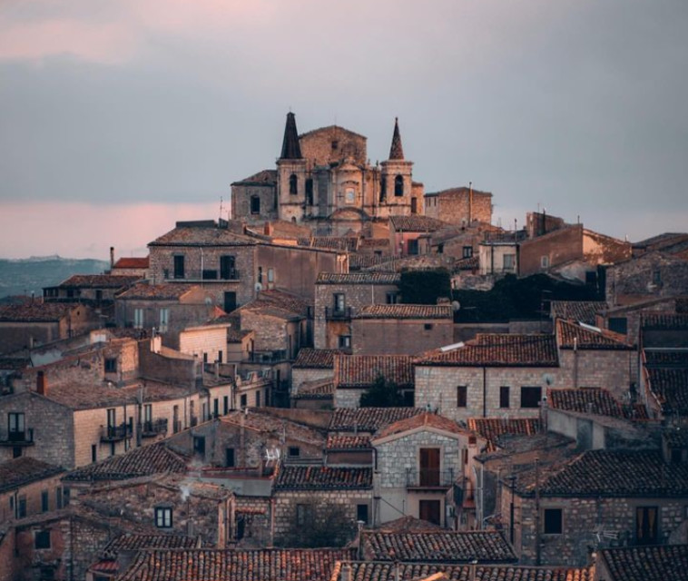 העיירה פטרליה סופרנה בסיציליה