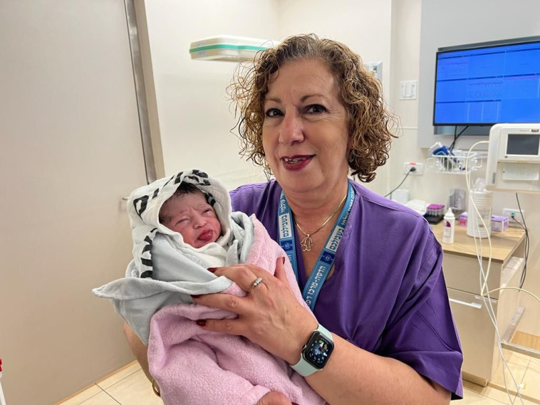 אתי אפריאט, המיילדת הוותיקה ביותר בבית החולים הדסה הר הצופים