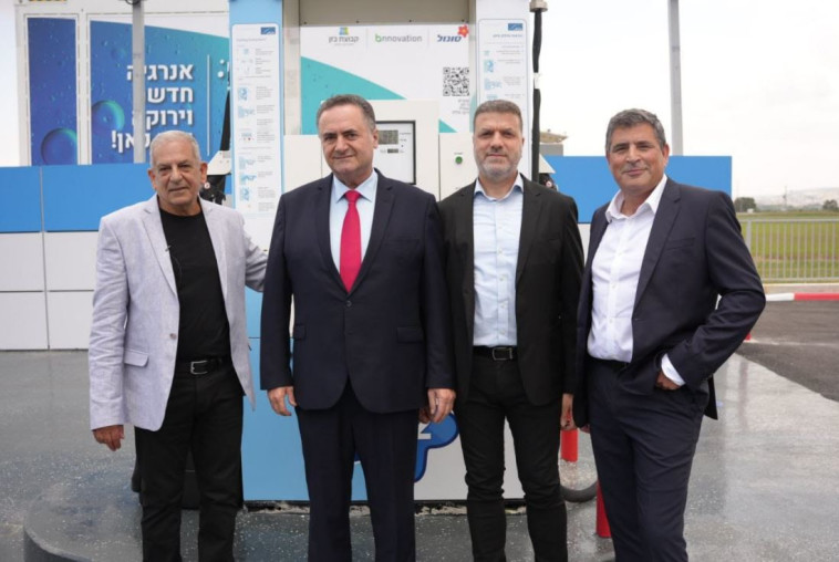 מימין: אסף אלמגור מנכל בז''ן, יניב שיראזי מנכל כלמוביל, השר ישראל כ''ץ, ניר גלילי מנכל סונול