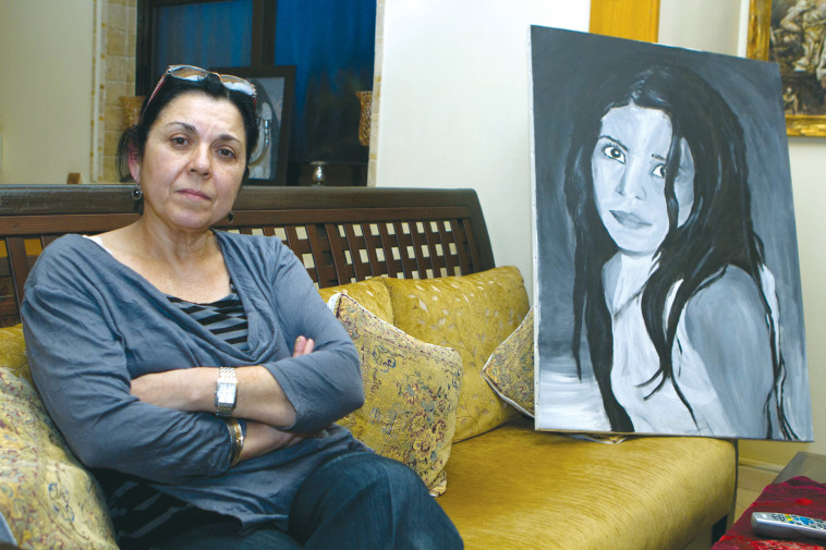אילנה ראדה ותמונתה של תאיר ז''ל (צילום: חמד אלמקת)