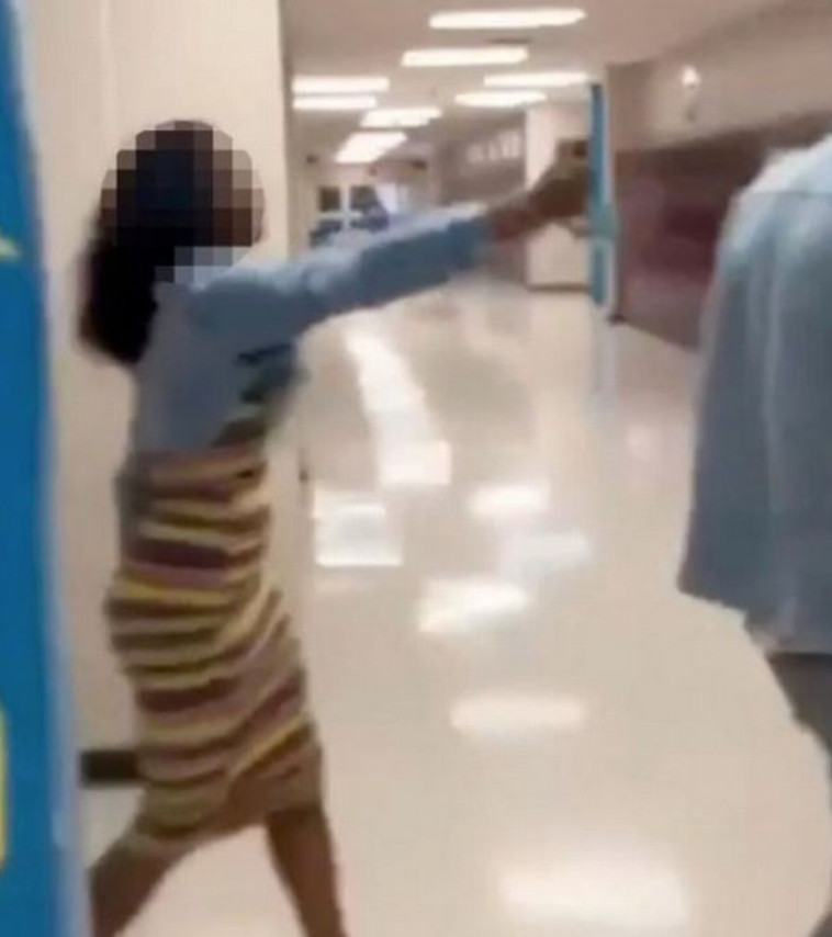 ריססה את המורה בגז פלפל בגלל שלא החזיר לה את הנייד