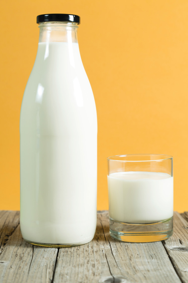 חלב בקבוק וכוס צילום (צילום: אינגאימג')