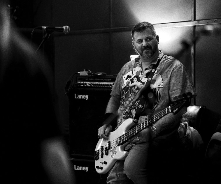 בן סולומון עם הגיטרה של דאף 