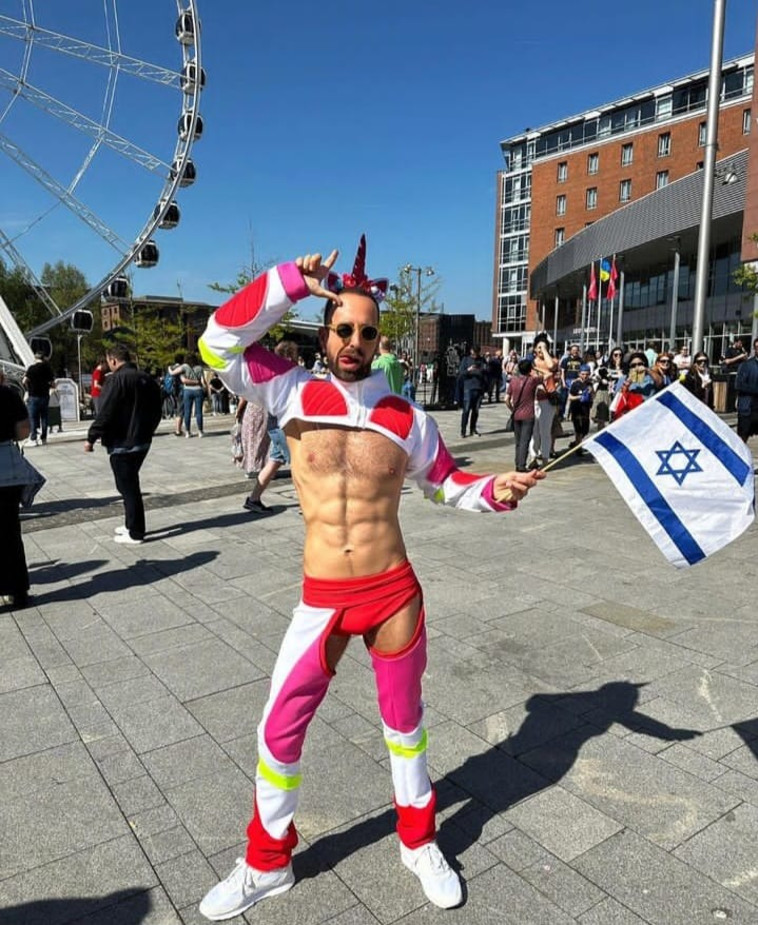 אביב להב בתלבושת היוניקורן